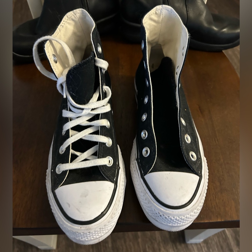 Woman’s Converse platform in size 6.